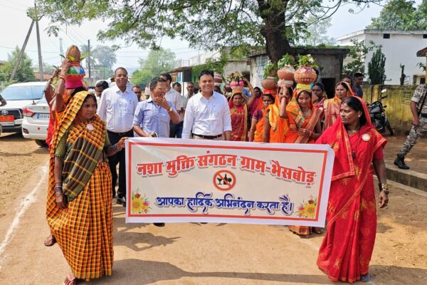 ग्रामीणों द्वारा चलाए जा रहे नशामुक्ति अभियान से अभिभूत हुए कलेक्टर, एसपी एवं जनप्रतिनिधि