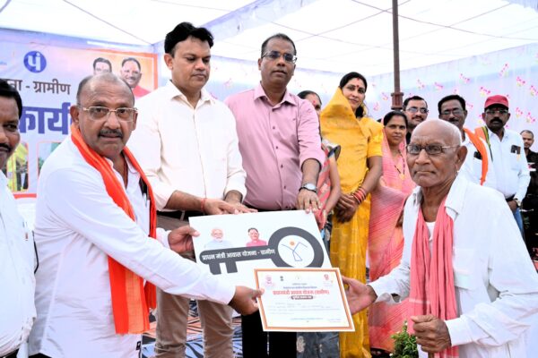कलेक्टर एवं सीईओ जिला पंचायत ने लाटाबोड़ में आयोजित जिला स्तरीय आवास मेला में लाभार्थियों को प्रदान किया स्वीकृत पत्र।
