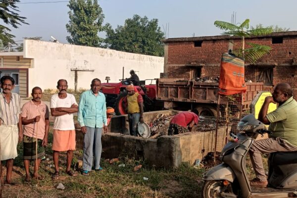 मेंड़की में निजी खर्च से चलाया गया स्वच्छता अभियान,, कूड़ा दान की कचरा घर तक पहुंच रहे थे।