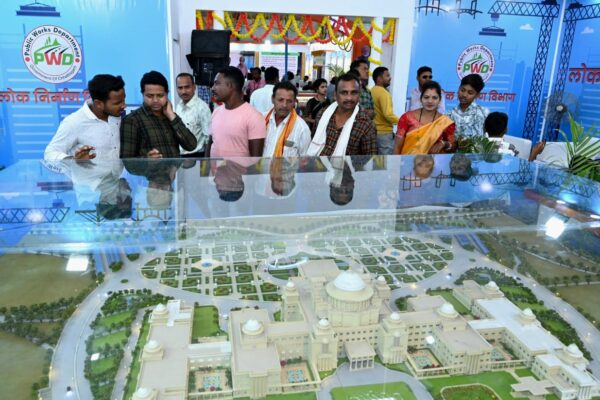 लोगों को लुभा रहा छत्तीसगढ़ विधानसभा के नए भवन का मॉडल।