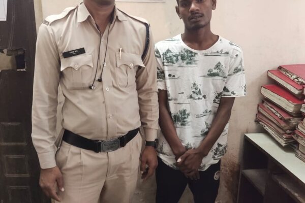 धारदार लोहे का चाकू के साथ आरोपी हरीश निहाल गिरफ्तार।