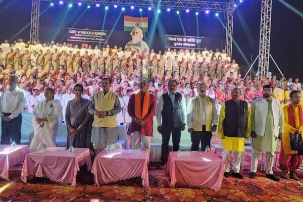 गीत वितान कला केंद्र द्वारा आयोजित “विश्व शांति संदेश – एक संगीत समारोह कार्यक्रम में शामिल हुए सांसद व विधायक।