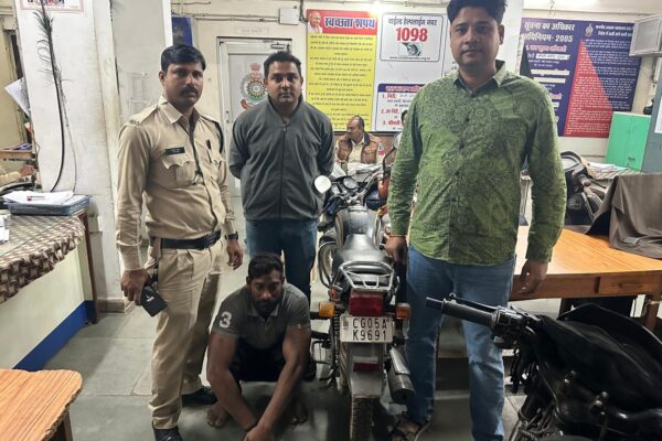 गोलबाजार थाना क्षेत्र में मोटर साइकल चोरी करने वाले शातिर चोर अंकित जोशी को किया गया गिरफ्तार।