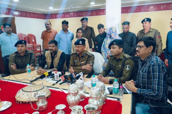 थाना तेलीबांधा क्षेत्रांतर्गत दिगम्बर जैन मंदिर में चोरी की घटना को अंजाम देेने वाले भोपाल निवासी 01 महिला आरोपी सहित कुल 03 अंतर्राज्यीय आरोपी गिरफ्तार।