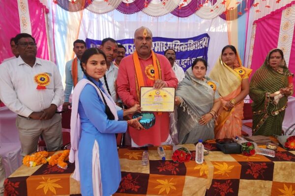 शासकीय उच्चतर माध्यमिक विद्यालय मचांदूर के वार्षिक उत्सव एवं पुरस्कार वितरण समारोह में सम्मिलित हुए सांसद व विधायक।