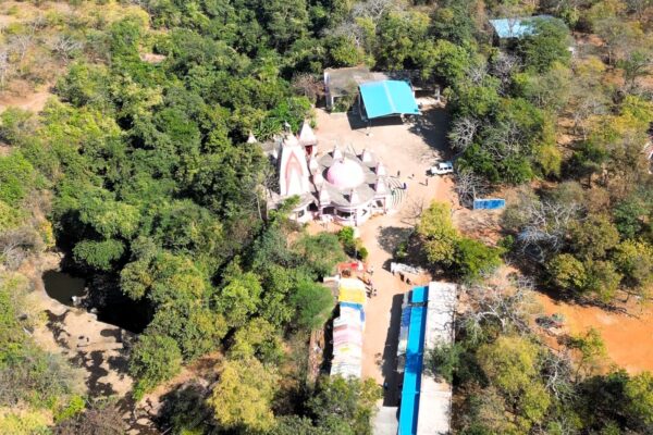 प्राकृतिक जलप्रपात, घने वन और धार्मिक स्थल के रूप में प्रसिद्ध है मां सियादेवी।