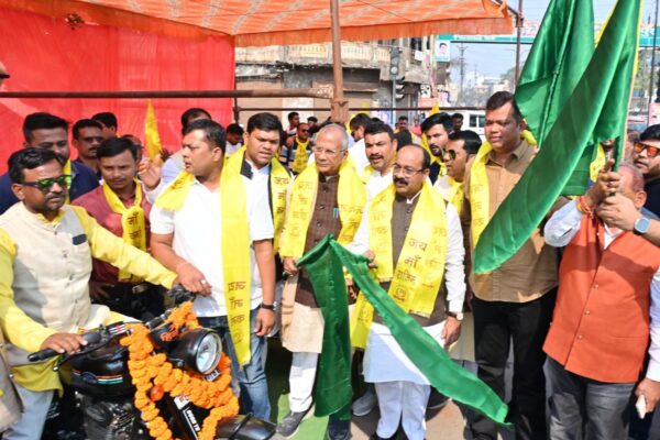 उप मुख्यमंत्री अरुण साव ने बाइक रैली को हरी झंडी दिखाकर किया रवाना।