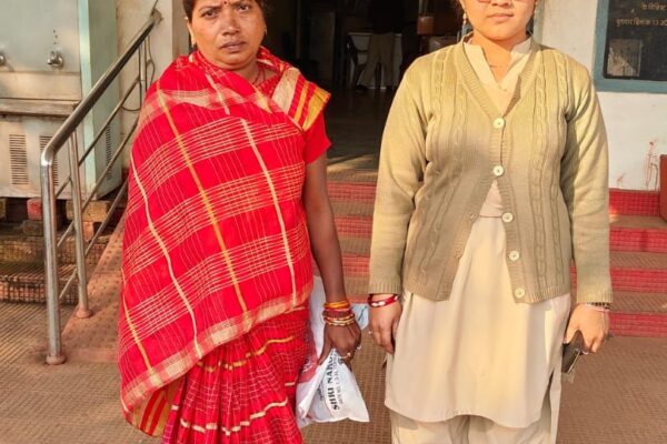 महिला आरोपी द्वारा स्वयं को विक्रेता होना बताकर विक्रेता का फर्जी दस्तावेज तैयार कर करोड़ो रूपये के जमीन का फर्जी रजिस्ट्री कराने वाले 01 महिला आरोपी सहित कुल 03 आरोपी गिरफ्तार।