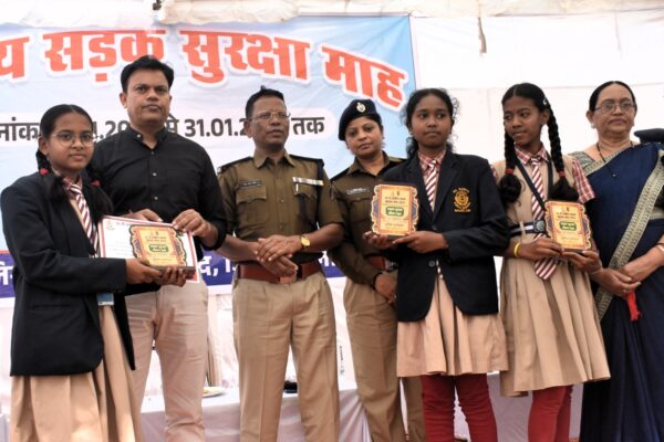 दुर्घटना से बचाव हेतु यातायात नियमों का पालन करना अत्यंत आवश्यक: कलेक्टर चन्द्रवाल।