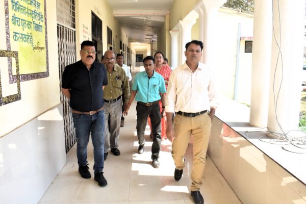 कलेक्टर ने किया शासकीय प्राथमिक शाला कुरदी का निरीक्षण।