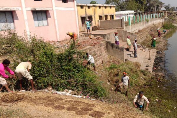 शपथ ग्रहण के पहले नवनिर्वाचित सरपंच उतरे स्वच्छता अभियान पर,,,, निजी खर्चे से बोर खनन भूमि पूजन, संपन्न व गली में लगा स्टिक लाइट,, ग्रामीणों को मिला पहली बार ऐसा सक्रिय सरपंच।