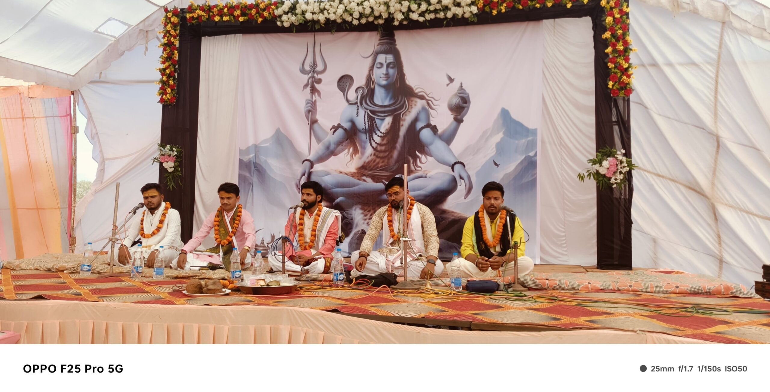 महाशिवरात्रि पर्व 101 यजमानों द्वारा हुआ रुद्राभिषेक एवं निःशुल्क रुद्राक्ष वितरण।