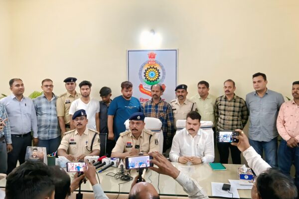 पुलिस महानिरीक्षक दुर्ग रेंज दुर्ग के मार्गदर्शन में पुलिस अधीक्षक बालोद के निर्देशन में बालोद पुलिस को मिली बड़ी सफलता लूट के 04 आरोपी गिरफ्तार।