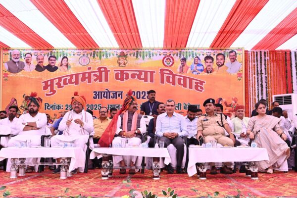 उप मुख्यमंत्री अरुण साव और खाद्य मंत्री दयालदास बघेल सामूहिक विवाह में हुए शामिल।