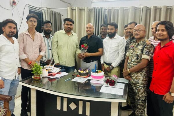भानुप्रतापपुर थाना प्रभारी रामेश्वर देशमुख का इंडियन युथ क्लब के संस्थापक रूहाब मेमन एवं युवाओं ने मनाया जन्मदिन।
