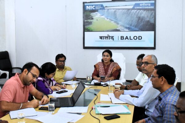 सुशासन तिहार के अंतर्गत प्राप्त सभी आवेदनों के गुणवत्तापूर्ण निराकरण हेतु कलेक्टर ने ली समीक्षा बैठक जिले में 05 मई से शुरू हो रहे समाधान शिविर की तैयारियों की ली जानकारी।